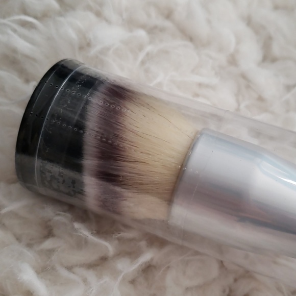 It Cosmetics Angled Buffing Brush - Picture 2 of 3